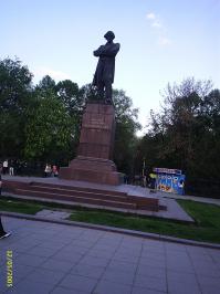 Немного добавлю.
В этом доме на углу Вольской и Кировского жила наша семья во время войны, а фонтан-одуванчик на площади между цирком и крытым рынком находится там годов с 60-х, ну и, конечно, памятник Чернышевскому перед входом в парк Липки (собственно Кировский проспект начинается от одуванчика и заканчивается этим памятником)