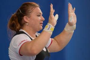 И россиянка тоже:
Российская тяжелоатлетка Татьяна Каширина победила на первенстве планеты в Алма-Ате, установив мировые рекорды в двух упражнениях. Об этом сообщает агентство «Р-Спорт».

23-летняя россиянка, выступающая в весовой категории свыше 75 килограммов, обновила мировые рекорды в рывке, толчке и по сумме упражнений. Сначала спортсменка дважды побила прежний собственный рекорд в рывке (151 килограмм), подняв вес 152 килограмма, а затем и 155 килограммов.

Затем в толчке ей покорился вес 193 килограмма, что на один килограмм превышает прежний мировой рекорд, которым владела китаянка Чжоу Лулу. В сумме Каширина набрала 348 килограммов и завоевала золотую медаль мирового первенства.