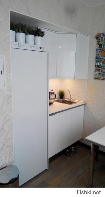 Мы с супругой долго перебирали всякие варианты различных сочетаний цветов и в итоге остановились на бело-черном варианте. Вот буквально месяц назад забил последний гвоздь:) Получилось как-то так: