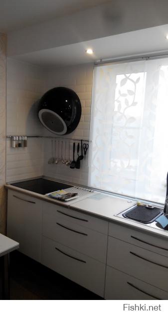 Мы с супругой долго перебирали всякие варианты различных сочетаний цветов и в итоге остановились на бело-черном варианте. Вот буквально месяц назад забил последний гвоздь:) Получилось как-то так: