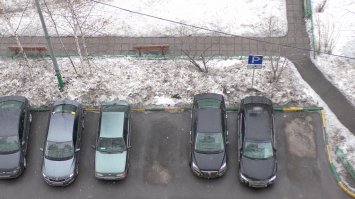 Ну тут-то всё понятно - правовая культура обычных граждан невысока, у нас в районе таким уже давно вылечили и подобным маразмом никто не страдает. Но что делать, когда непонятные с правовой точки зрения действия совершают представители государственных органов? Например, на парковке у дома, где никто уже несколько лет не удосужился разметить парковочные места и все паркуются "по факту", установили знак "Парковка для инвалидов". Какой он вообще имеет смысл в данном случае? А ведь в любой момент могут подъехать гайцы с эвакуатором и увезти машину, стоящую непосредственно под этим знаком (прецеденты были в соседнем дворе, поэтому мы с супругой именно на этом месте свой автомобильне паркуем на всякий случай:))