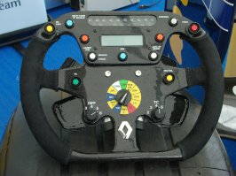 Почти 10 лет назад, в октябре 2005, команда Рено приезжала в Москву. Я тогда ходил поглазеть на них и сфотографировал в том числе и руль. Чисто для сравнения - насколько он был проще 10 лет назад:)