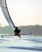 Два южнокорейских дизайнера Юнджаи Цзюнь и Гунойи Юн НЕ создали транспортное средство, а СКОПИП*ЗДИЛИ его. Идея и реализация буера на колесах известна очень давно

Хотя, изначально буер - это зимнее транспортное средство, передвигающееся по льду на коньках


Ну а про магнитный двигатель - это вообще фейк