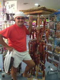 Испания, Португалия, Греция в магазинах сувениры одинаковые.