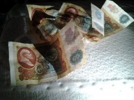 Эти сторублевки СССР, 1991г, нашла у мужа в нагрудном кармане "свадебного" костюма, через три года после свадьбы. Как раз свистопляска была с нулями и деноминация. И деньги уже не обменивали. Так жалко было...