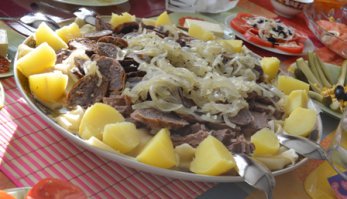 А вот наш, Казахский бешбармак... Сплошной холестерин, но до чего же вкууууусный