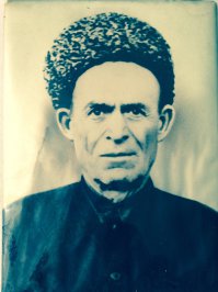 Муминов Гаджи Абдулмуминович

Организовывал добровольческие отряды в Акушинском, Левашинском и Цудахарском районах ДАССР. По окончанию формирования отрядов, в 1942 году повел их на фронт. Под Орджоникидзе был ранен в ногу и в руку, лишился большого пальца на правой руке.