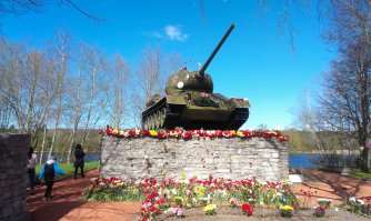 Нарва с Вами. Эстония не забыла подвиги Советских Героев Освободителей от фашизма!!! Мы помним, мы чтим. Всё отреставрировано за счёт нарвитян. Всех с Великой Победой.