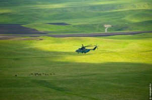 Казахстанский корреспондент Григорий Беденко тоже снимает с вертолета,но за ним собаки не гонятся. Это его великолепные снимки.