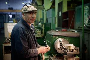 Сегодня Петру Ивановичу исполнилняется 67 лет.
В поздравлениях принимают участие рабочие цеха, где работает Петр Иванович, а так же колективы соседних цехов.
Представитель администрации торжественно вручил Петру Ивановичу памятный приз.
За годы работы на заводе имени Дзержинского количество издерий расточенных Петром Ивановичем приближается к 10 железнадорожным вагонам.